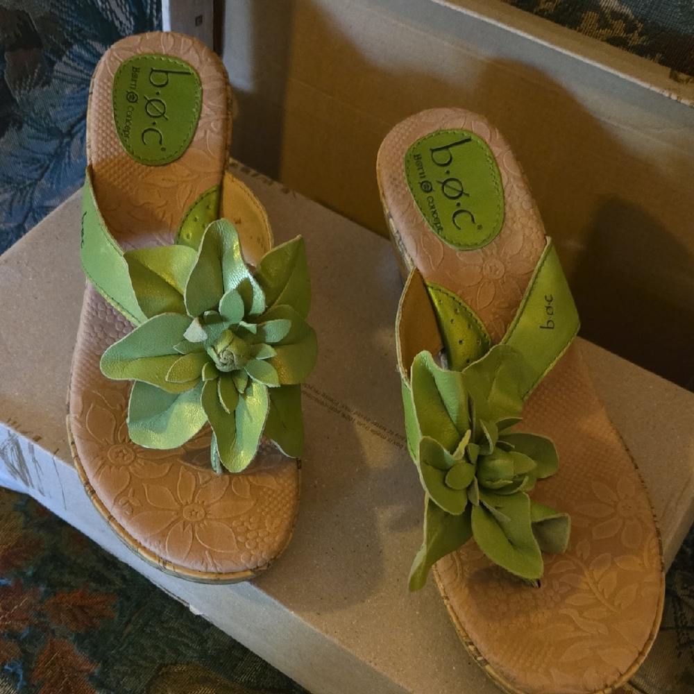 b.o.c. Women's Green Floral Sandals